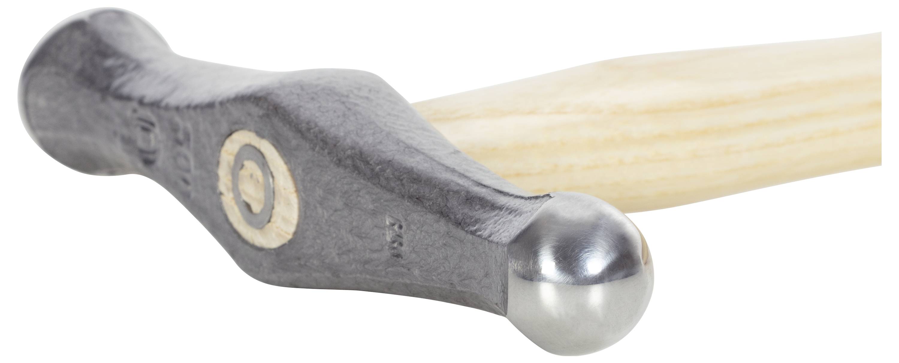 Un marteau avec un manche en bois et une surface métallique polie.