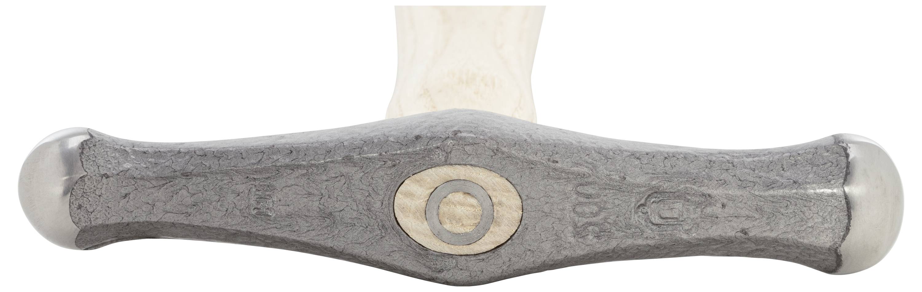 Un marteau gris à tête arrondie avec des extrémités arrondies et une partie centrale en bois rond. L'arrière-plan est blanc.