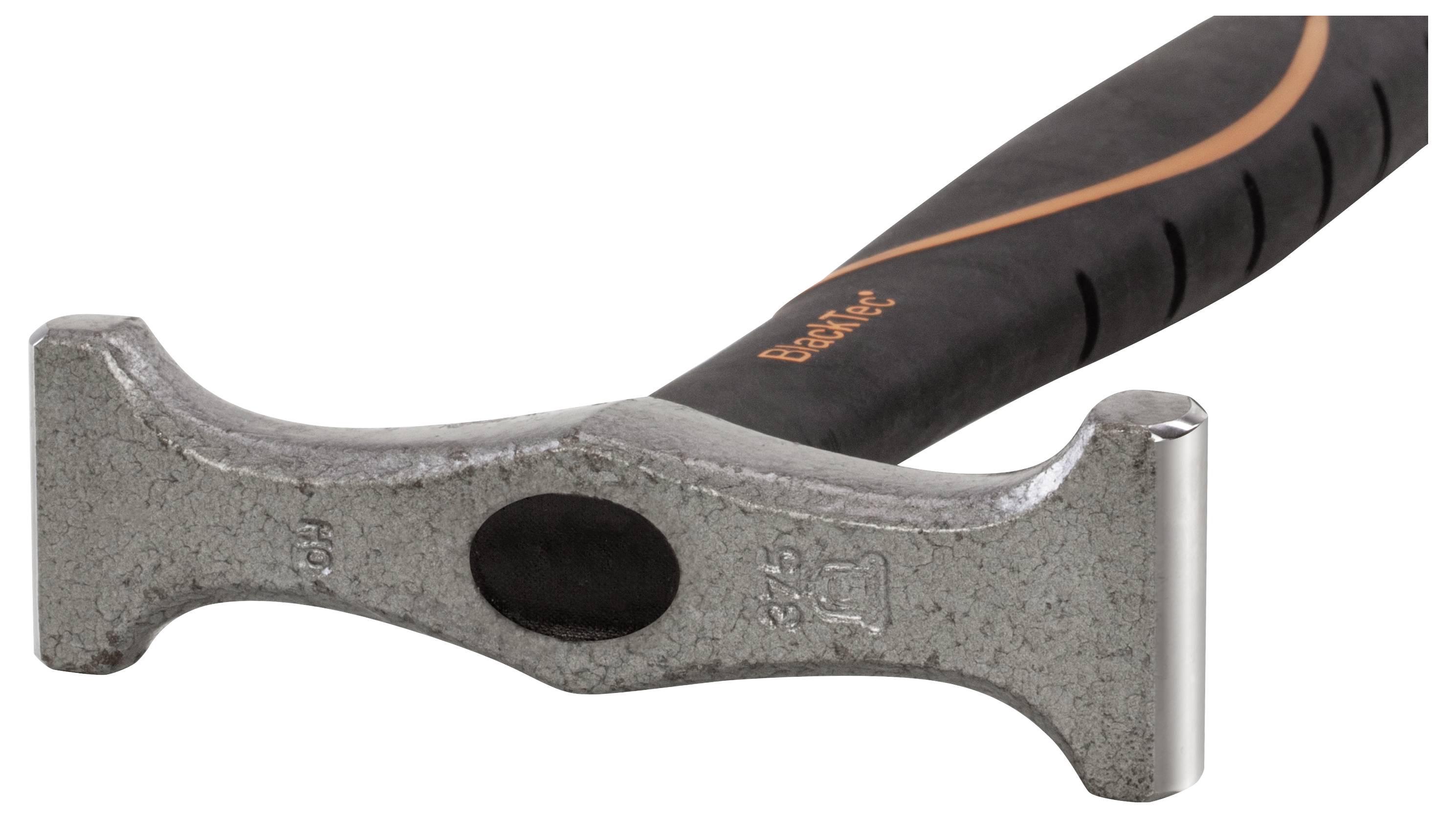 Marteau avec manche noir et bande orange, extrémité plate à l'avant pour un travail précis, posé sur un fond blanc.