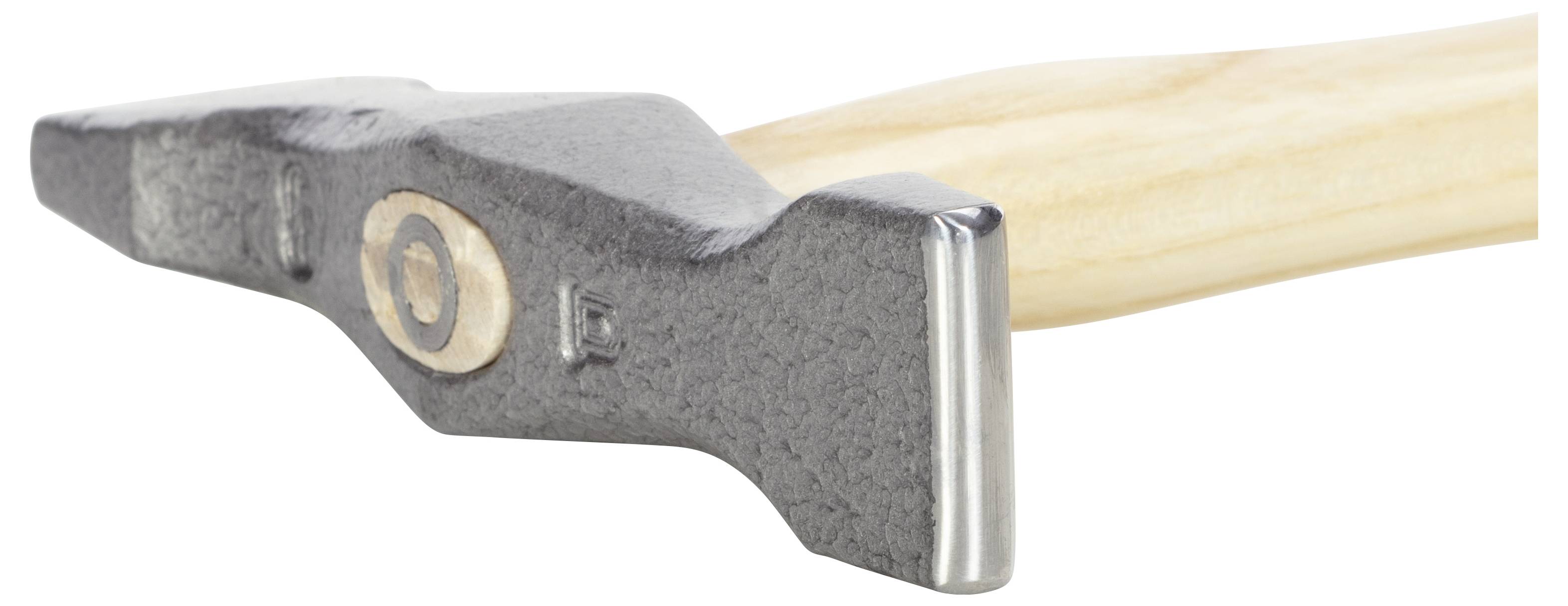 Un marteau de charpentier à tête rectangulaire et à long manche en bois. Le marteau est partiellement gris et porte des traces d'usure.