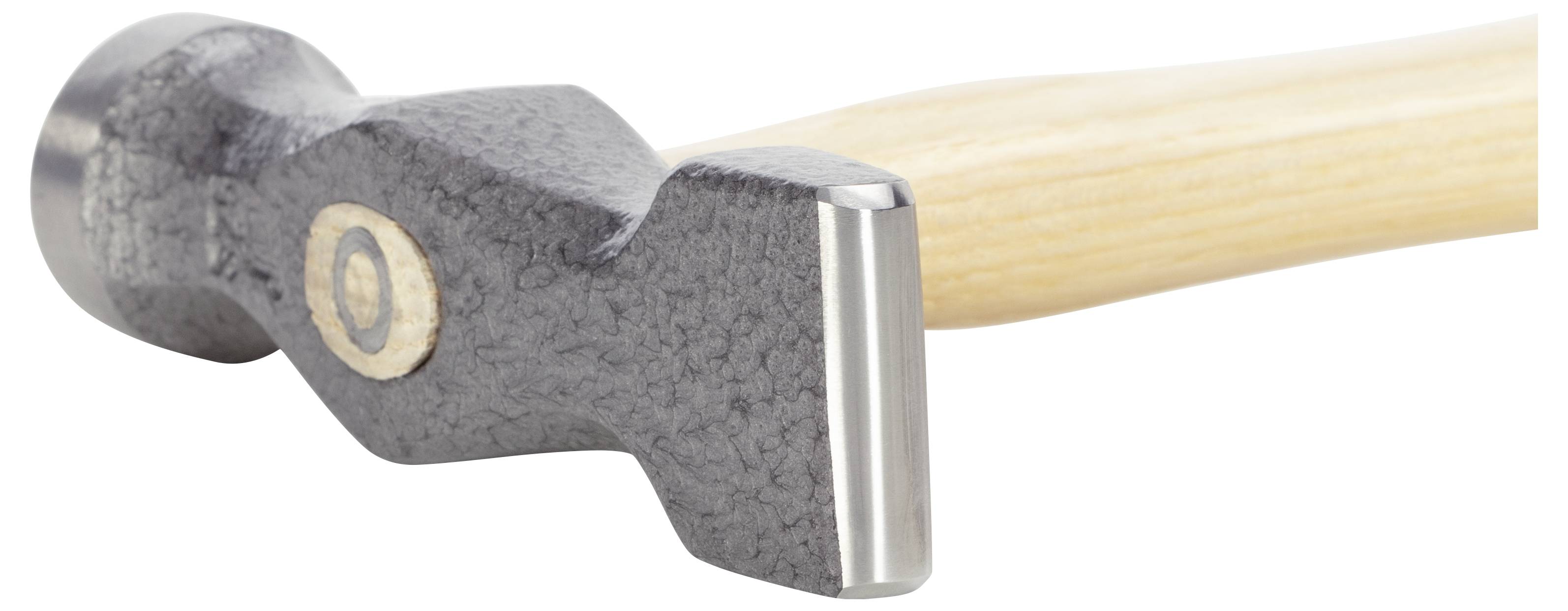 Gros plan d'un marteau de charpentier avec une tête en métal et un manche en bois. La tête présente une surface de frappe plate et une courbe arrondie.