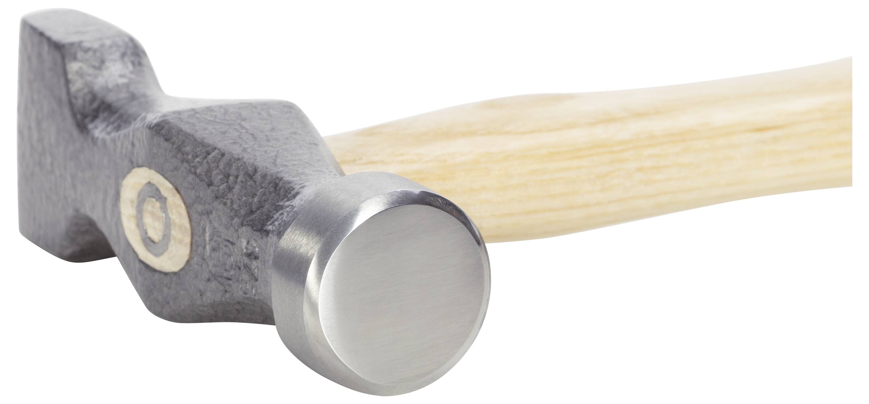 Un marteau avec un manche en bois et une tête métallique plate, est posé sur le côté et montre la vue de face du marteau.