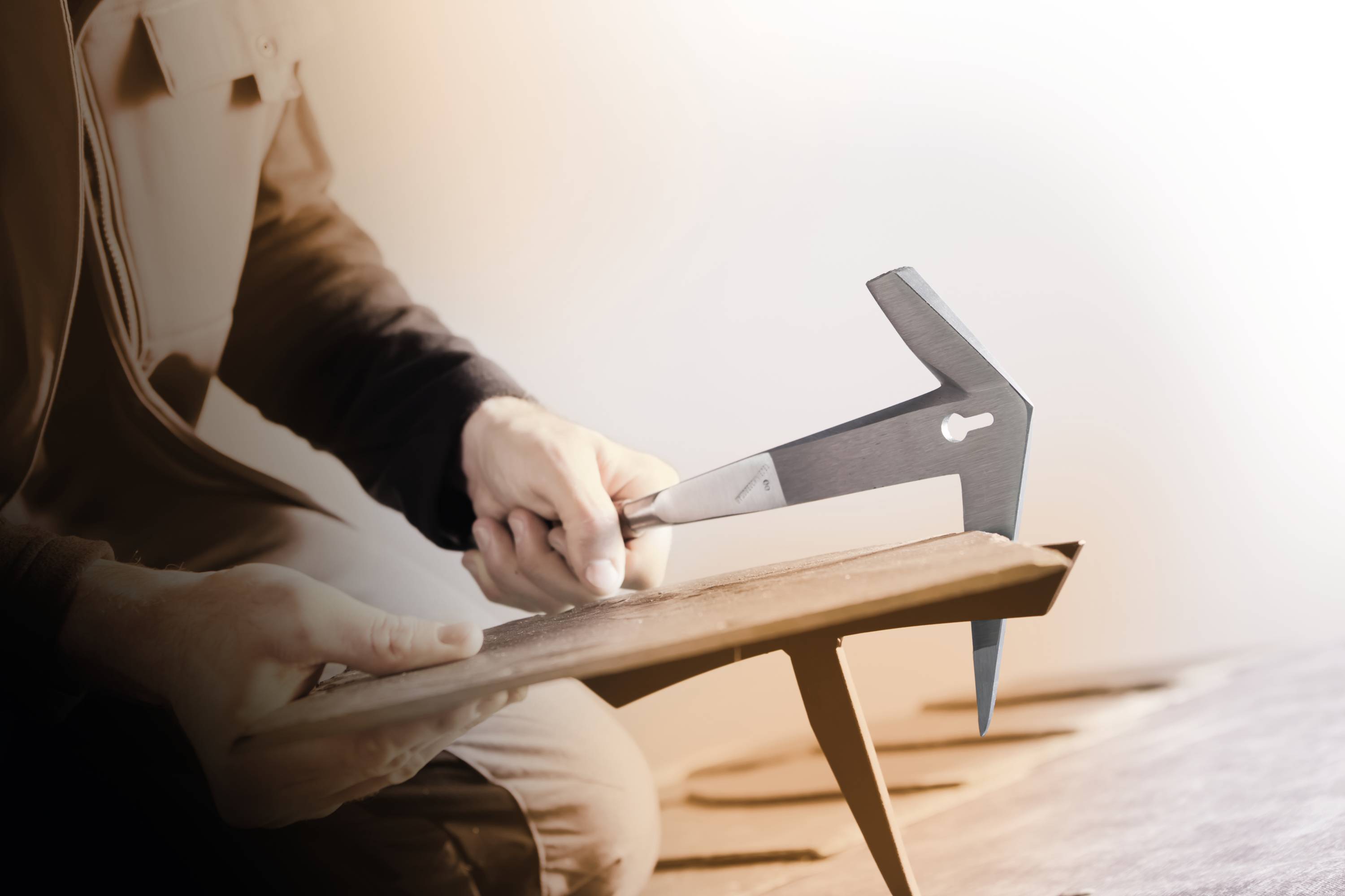 Personne utilisant un instrument de mesure pour vérifier la précision d'un livre ou d'une surface.