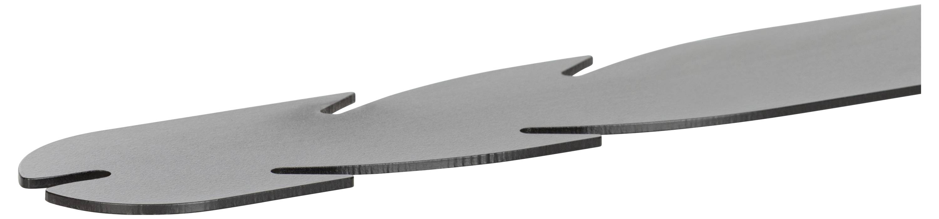 Une pointe de lame de scie métallique grise dentelée avec des dents acérées.