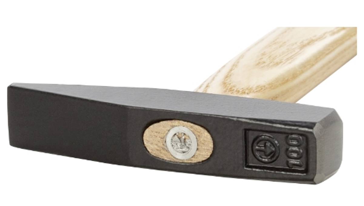 Un marteau avec une tête noire et un manche en bois. Il est couramment utilisé pour les travaux de menuiserie.