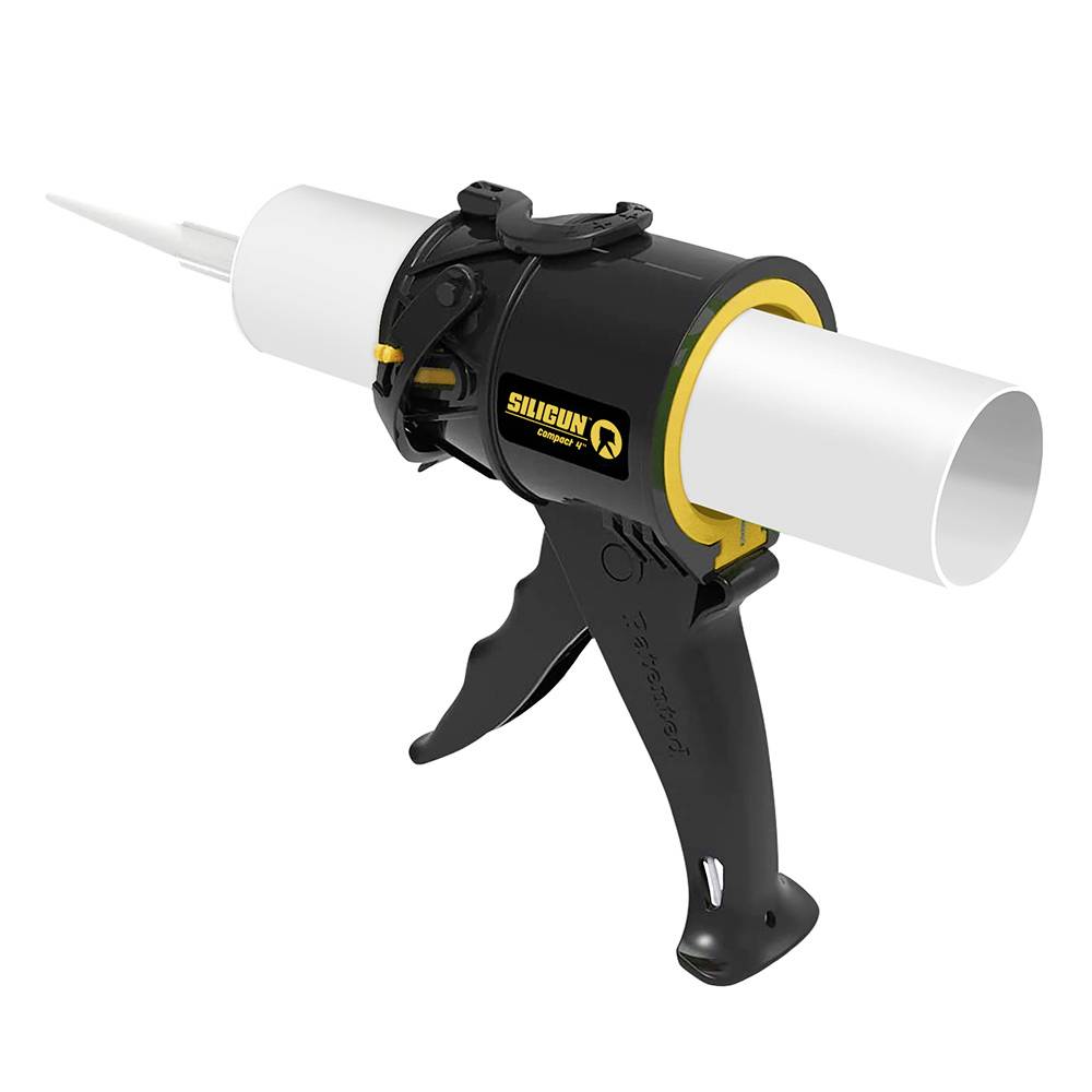 Pistolet à silicone avec cartouche blanche dans un support noir et jaune, prêt à être utilisé pour des travaux de scellement ou de collage.