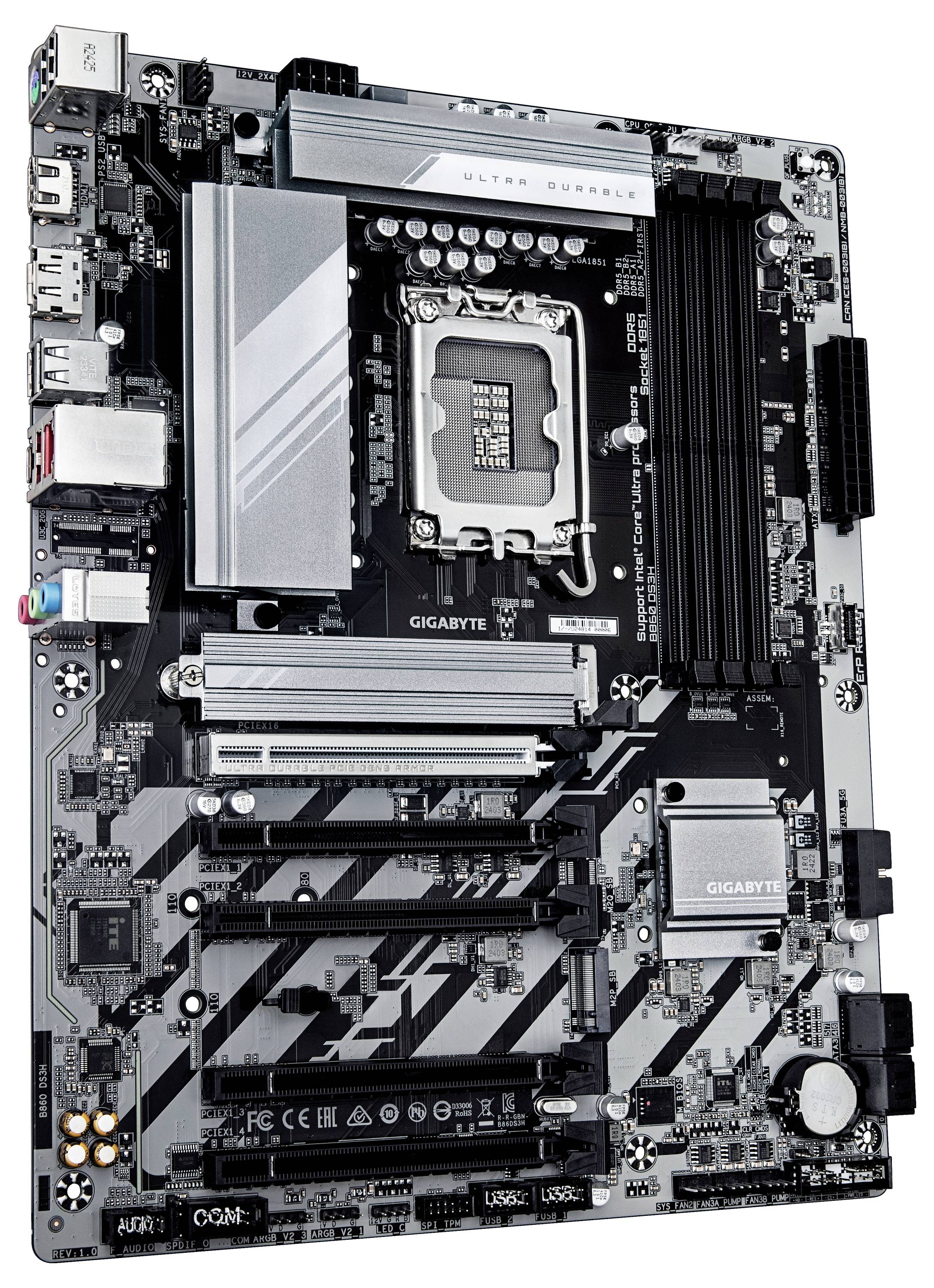 L'image montre une carte mère Gigabyte avec plusieurs emplacements et ports. Elle présente un socket processeur, des emplacements pour RAM, et des dissipateurs thermiques, ainsi que divers connecteurs pour périphériques.