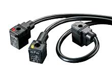 Trois capteurs électriques noirs avec des câbles s'étendant dans différentes directions ; ils sont marqués avec des étiquettes colorées.
