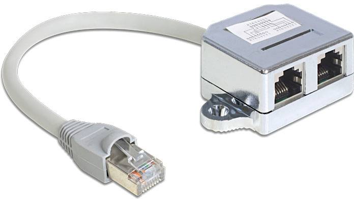 Un répartiteur Ethernet argenté à deux ports avec un câble réseau connecté. Présenté sur un fond blanc.