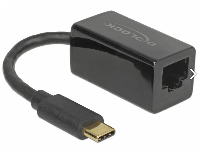 Un adaptateur noir USB-C avec un port Ethernet d'un côté et un connecteur USB-C de l'autre côté.