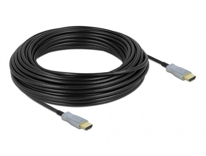Un long câble HDMI avec gaine noire et connecteurs argentés, adapté aux connexions audio et vidéo.
