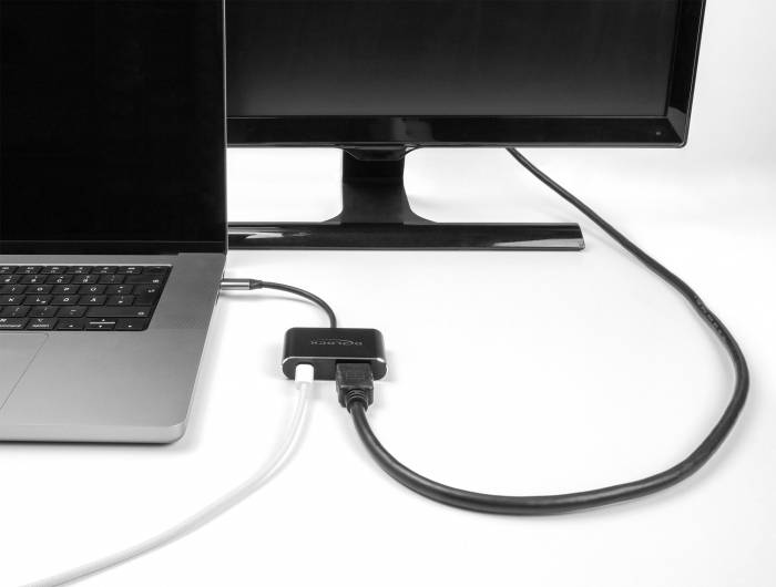 L'ordinateur portable et l'écran sont connectés à l'aide d'un câble adaptateur. L'écran n'affiche aucun contenu.