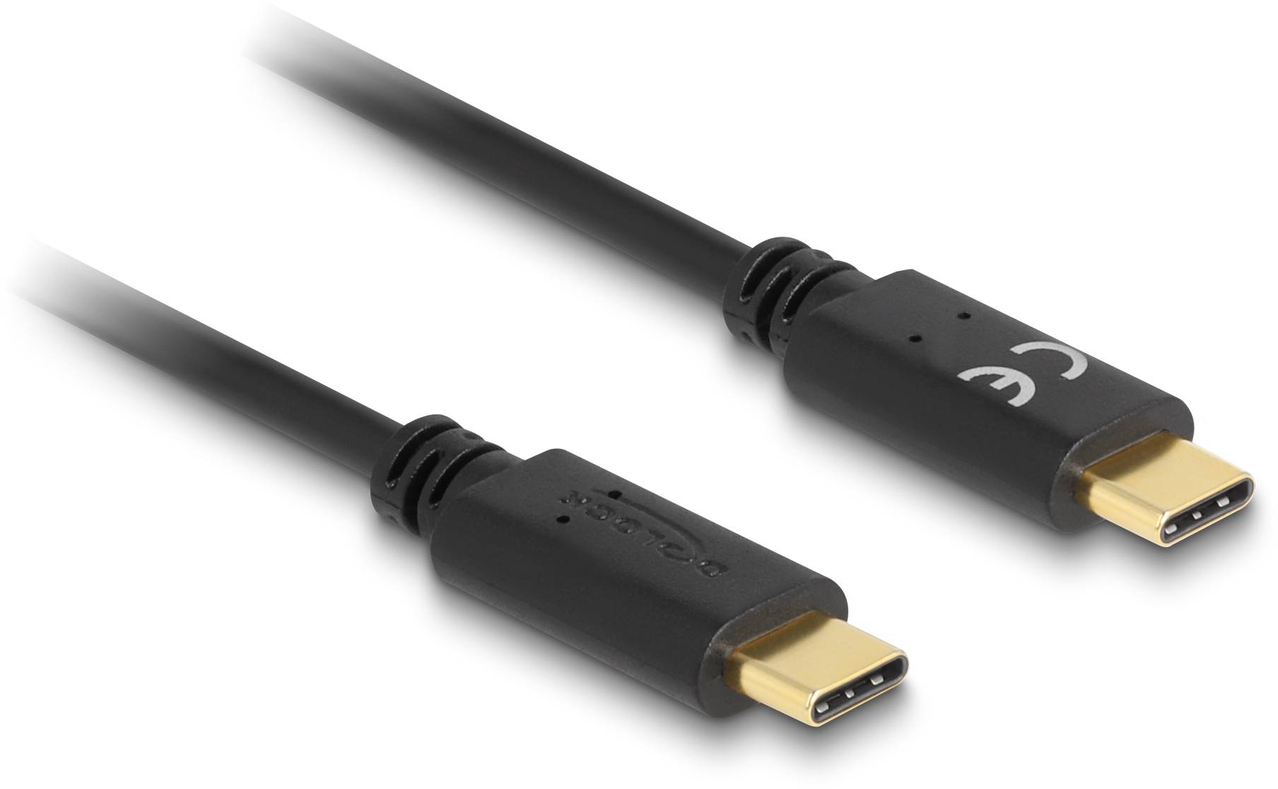 Deux câbles USB-C noirs avec des connecteurs dorés sur un fond blanc.