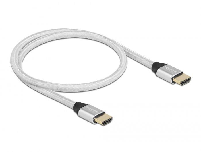 Un câble HDMI gris avec des connecteurs argentés, adapté pour connecter des appareils électroniques afin de transmettre des signaux audio et vidéo.
