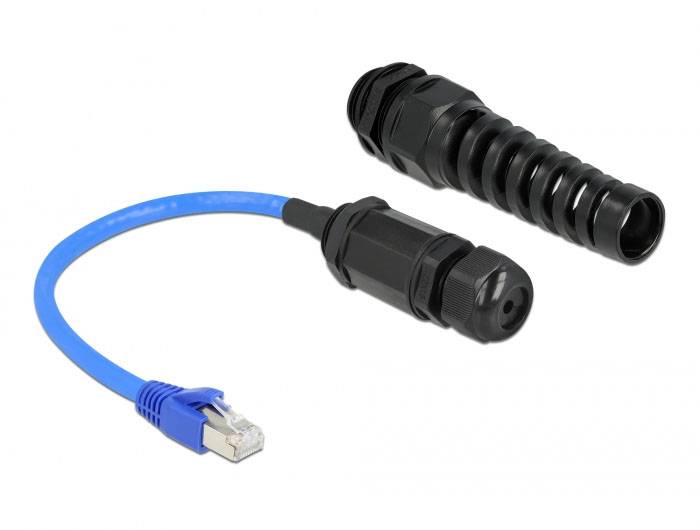 Un câble Ethernet bleu avec un connecteur RJ45 et un adaptateur noir étanche.