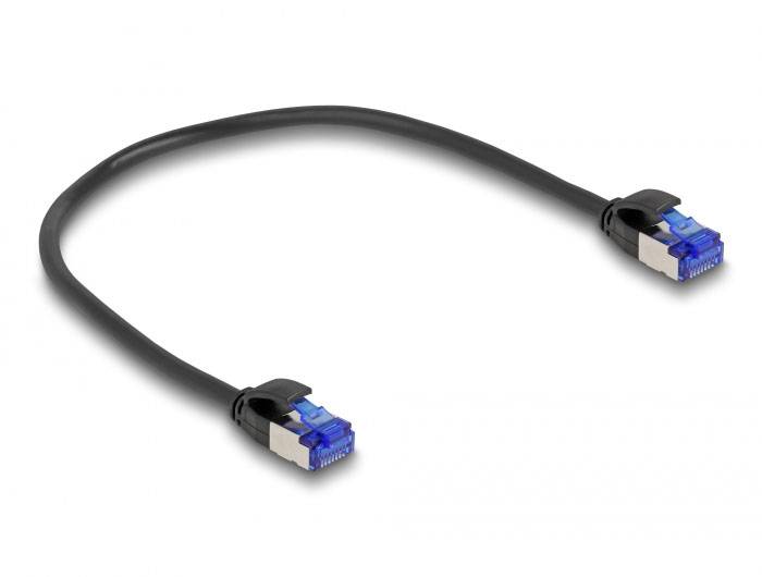 Un câble réseau Ethernet noir avec des connecteurs RJ-45 bleus à chaque extrémité, présenté sur un fond blanc.