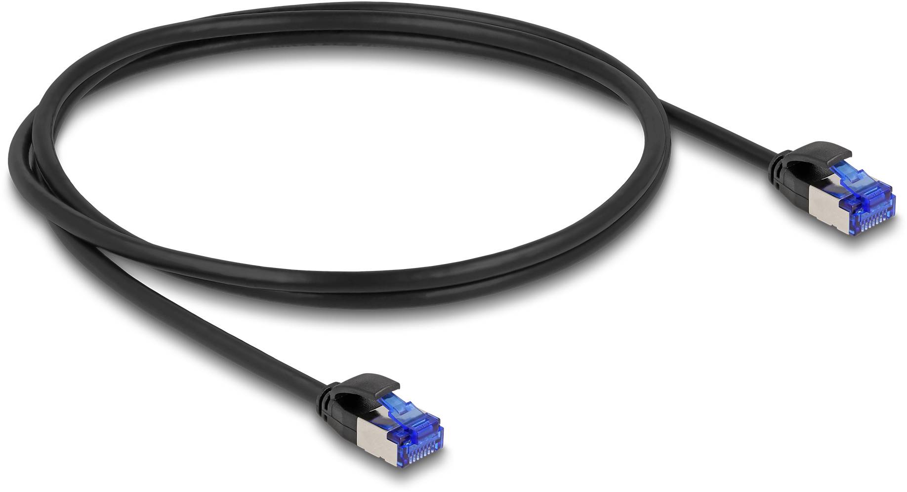 Câble Ethernet noir avec des connecteurs bleus à chaque extrémité, utilisé pour les connexions réseau.