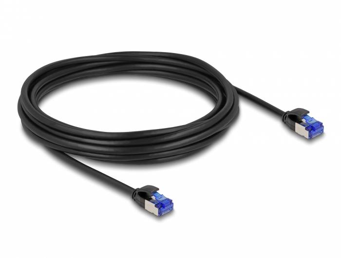 Câble Ethernet noir avec fiches bleues aux deux extrémités sur fond blanc. Adapté pour les connexions réseau.
