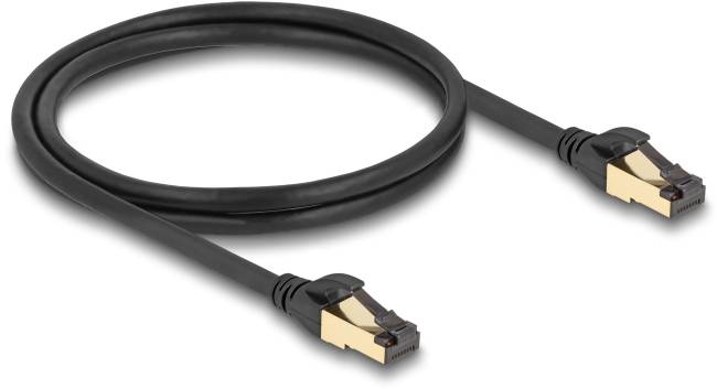 Câble Ethernet noir avec connecteurs dorés, adapté pour des connexions internet rapides et des réseaux.