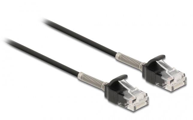 Deux câbles réseau RJ45 noirs avec des connecteurs transparents et une protection anti-arrachement.