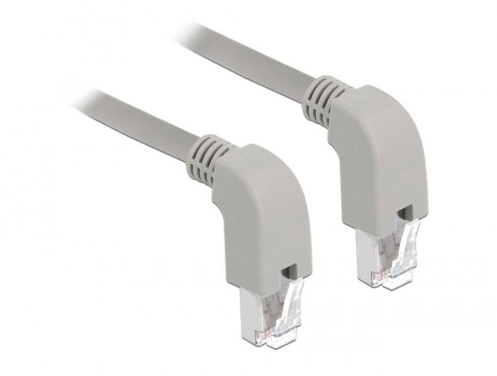 Câble Ethernet gris avec deux connecteurs RJ45, adapté pour les connexions réseau.