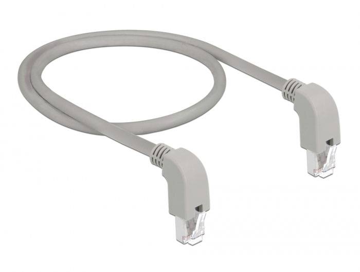 Un câble Ethernet gris avec deux connecteurs RJ-45 à chaque extrémité, utilisé pour les connexions réseau.