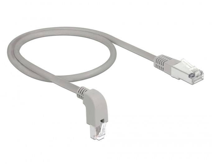 Un câble Ethernet gris avec connecteurs RJ45 à chaque extrémité, adapté pour connecter des appareils réseau.