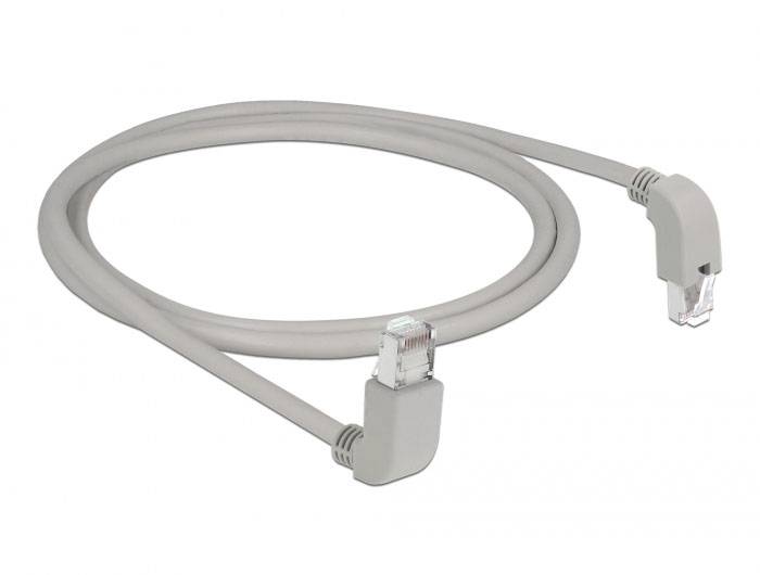 Un câble Ethernet gris avec des fiches RJ45 coudées à chaque extrémité. Idéal pour connecter des appareils réseau dans des espaces restreints.