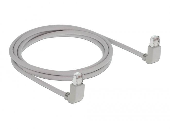 Un câble Ethernet gris avec des connecteurs à angle droit aux deux extrémités. Adapté pour connecter des périphériques réseau.