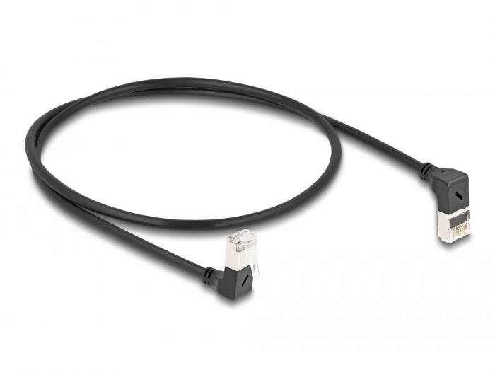 Un câble Ethernet noir avec des connecteurs RJ45 coudés à chaque extrémité est posé en boucle.
