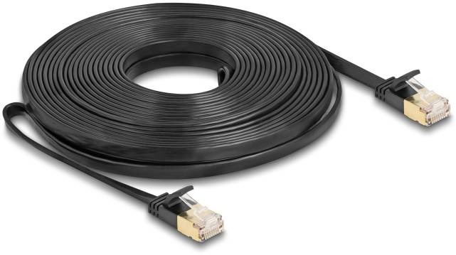Un long câble Ethernet noir enroulé, muni de deux connecteurs à ses extrémités, prêt pour des connexions réseau.