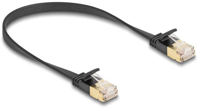 Câble Ethernet plat, noir, avec des connecteurs dorés aux deux extrémités, utilisé pour les connexions réseau.