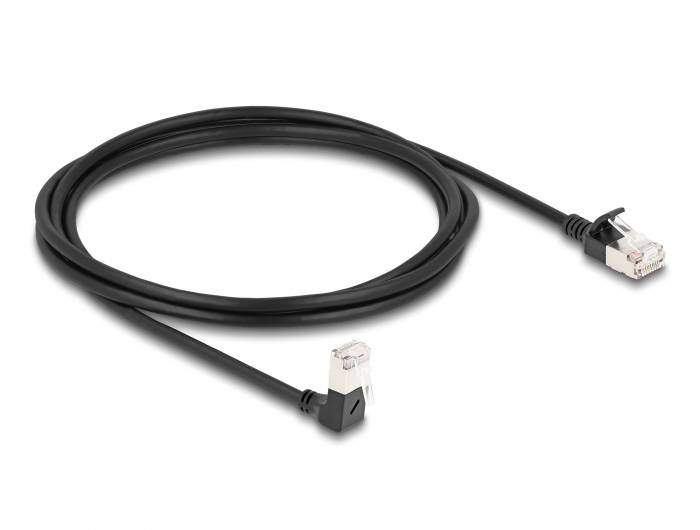 Câble Ethernet noir avec deux connecteurs RJ45, l'un droit et l'autre coudé, utilisé pour les connexions réseau.