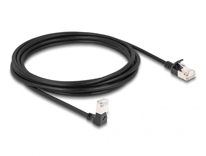 Câble Ethernet noir avec deux connecteurs RJ-45 aux extrémités ; idéal pour connecter des équipements réseau.