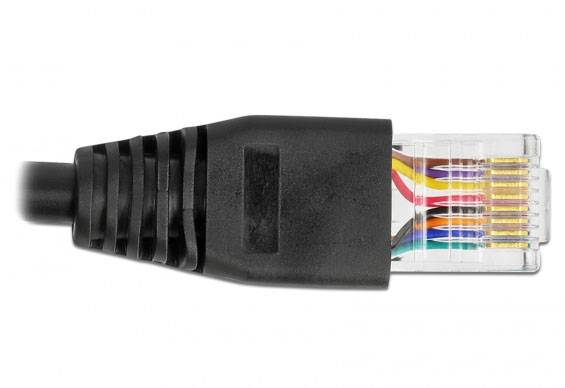 Gros plan sur un câble réseau RJ-45 à gaine noire, montrant les fils de couleur visibles à travers l'extrémité transparente.