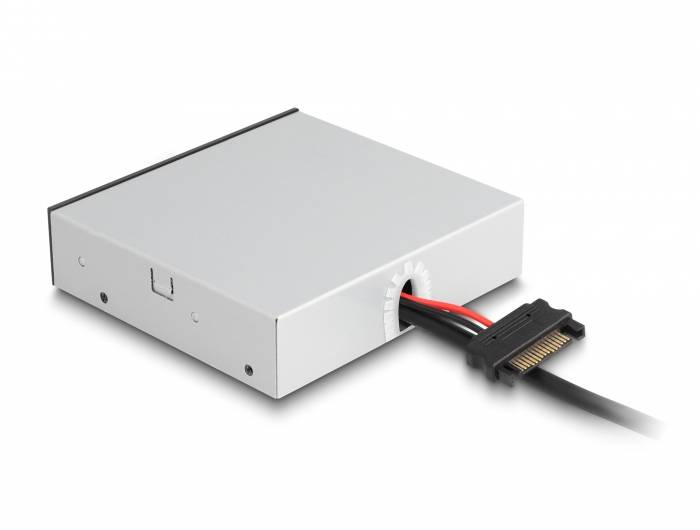 Un boîtier externe en argent pour disque dur avec câble de données SATA et câble d'alimentation connectés, adapté pour un disque dur interne.