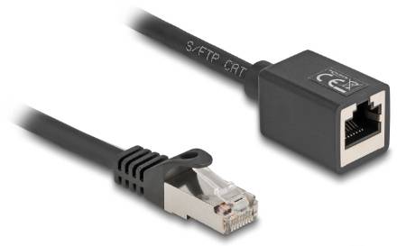 Un câble Ethernet avec une fiche et un connecteur, sur fond blanc.