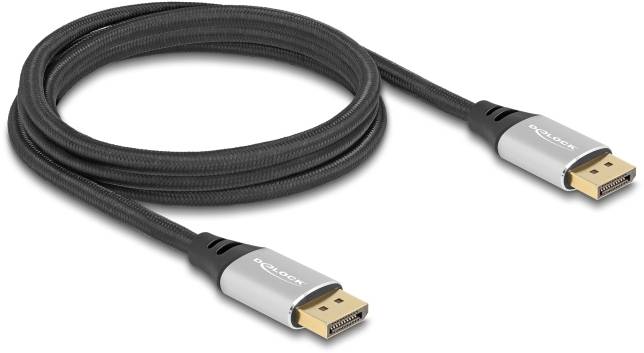 Un câble DisplayPort noir avec des connecteurs argentés est enroulé.