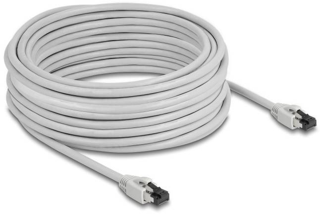 Un câble Ethernet gris enroulé avec deux connecteurs, utilisé pour connecter des appareils réseau.
