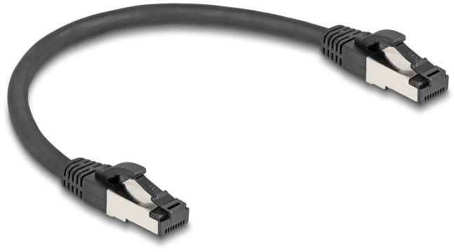 Câble réseau noir avec deux connecteurs. Adapté pour les transferts de données à haute vitesse dans les environnements informatiques et réseau.