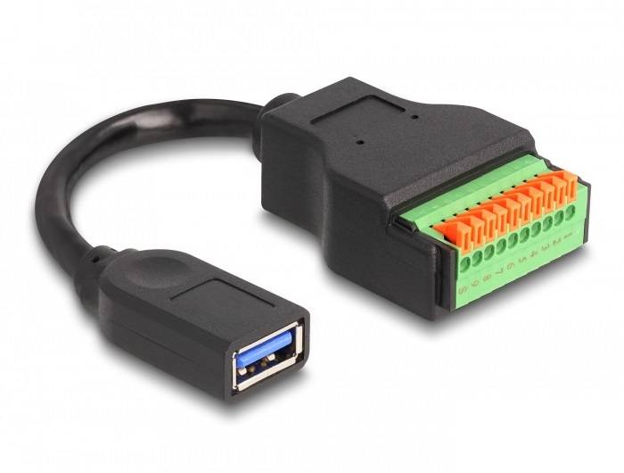 Un câble noir relie une fiche USB-A à un bornier vert doté de plusieurs bornes à vis.