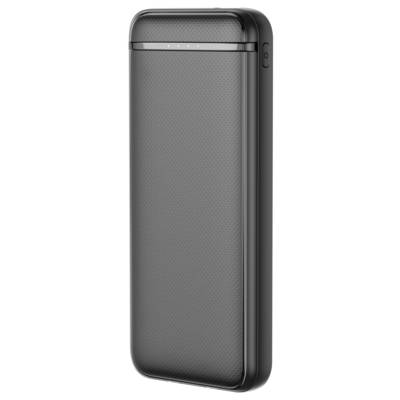 Batterie externe noire avec boîtier texturé et quatre voyants LED en haut.