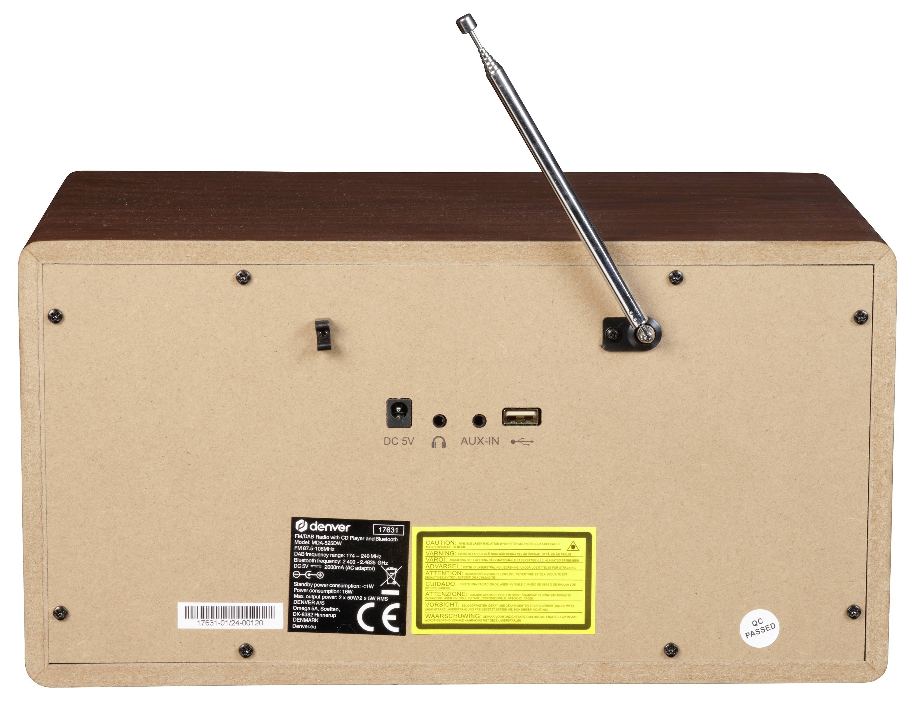 Le dos d'un appareil radio à habillage en bois présente divers ports, interrupteurs et une antenne déployée.