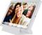 Cinq personnes sourient et posent pour un selfie devant une tablette.