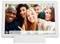 Un groupe de cinq personnes joyeuses prend un selfie en extérieur. Un texte sur l'image dit : « Un week-end si amusant ».