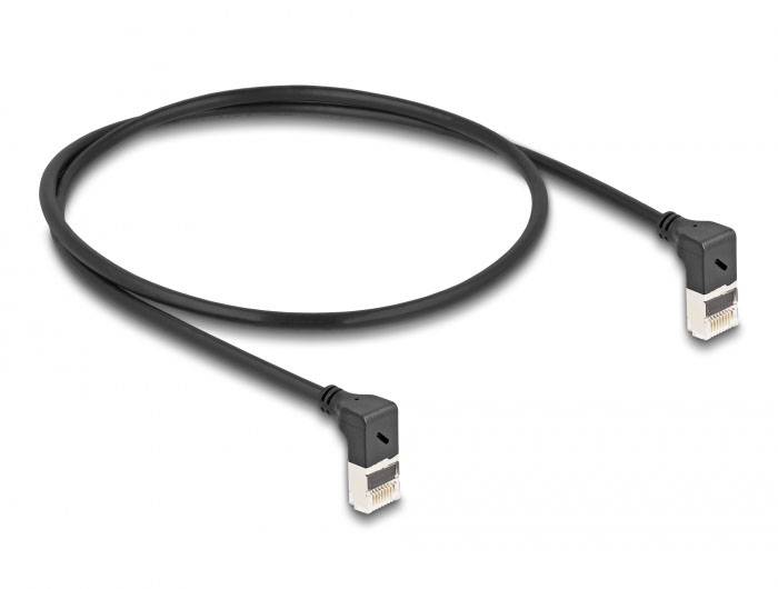 Câble réseau blindé, coudé, avec connecteurs RJ45 aux deux extrémités, adapté pour des connexions stables et compactes.