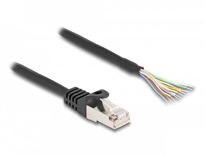 Un câble Ethernet avec une fiche RJ45 à gauche et des conducteurs dénudés à droite, illustrant la structure interne de transmission de données.