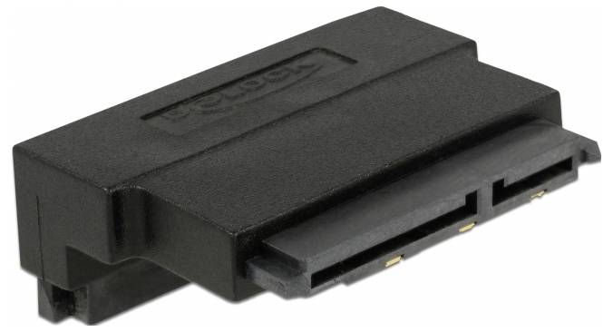 Un adaptateur noir convertit une prise SATA 22 broches en une prise SAS 29 broches, avec des contacts dorés visibles.