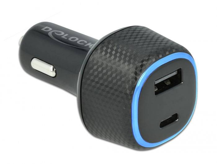Un chargeur de voiture noir avec deux ports USB, une prise USB-A et une prise USB-C. Le boîtier présente une texture ressemblant au carbone.