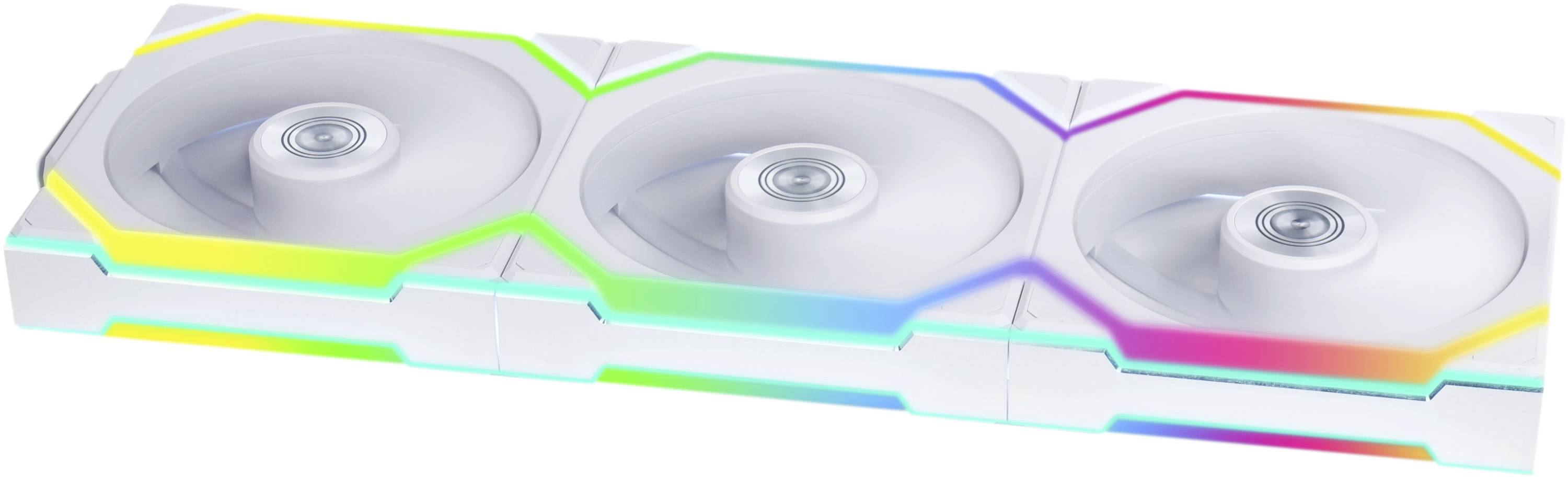 Un bloc de ventilateurs d'ordinateur blanc avec trois ventilateurs, entouré de LED RVB s'illuminant dans différentes couleurs.